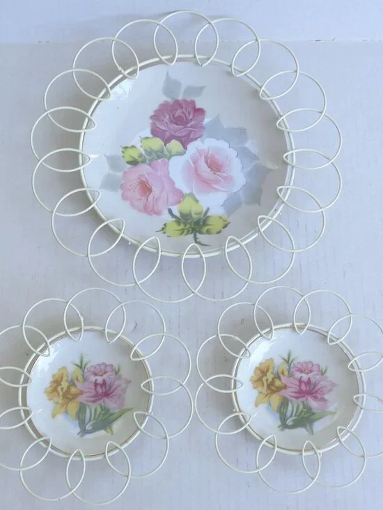 Vintage Floral Wall Hanger Plates with Scalloped Wire - Set of 3
