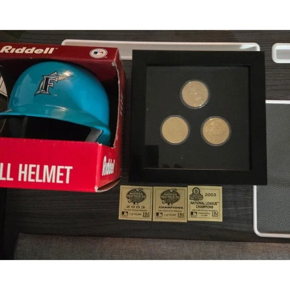 Florida Marlins 2003 Highland Mint 24 kt Gold Overlay Medallions‎ & Helmet