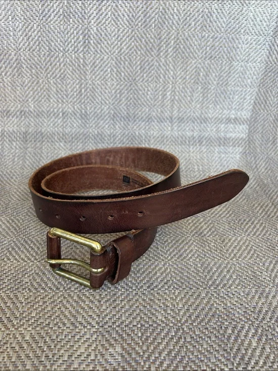 GAP Classic Brown Leather Men's Belt with Brass colored Buckle. Size 36