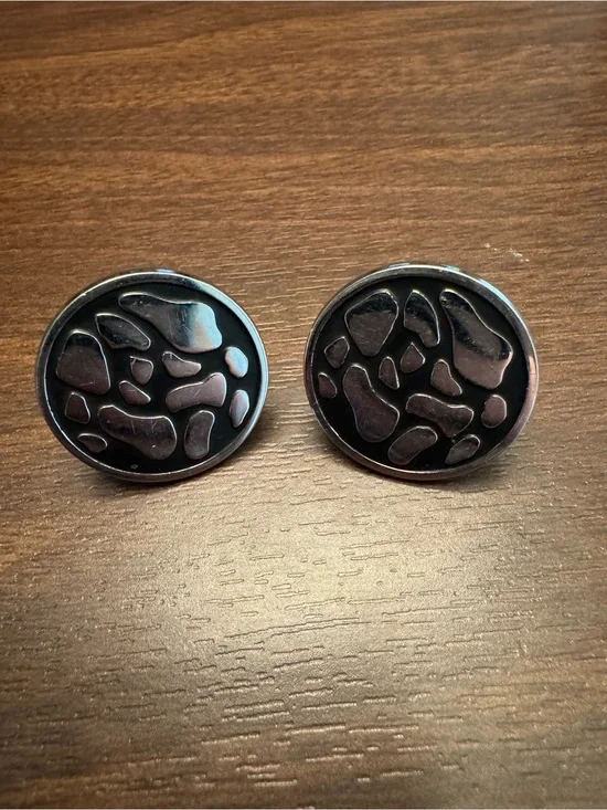 Vintage SWANK Black and Silver Round Abstract Cuff Links