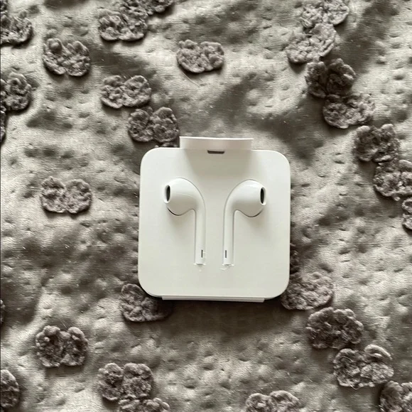 White Wired Apple Earbuds