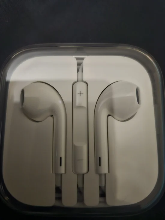 Apple White Wired Earbuds with In-Line Remote and Mic
