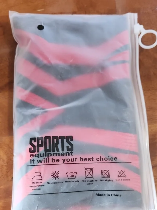 Striped Sports Face Mask - Red &‎ Black Chevron