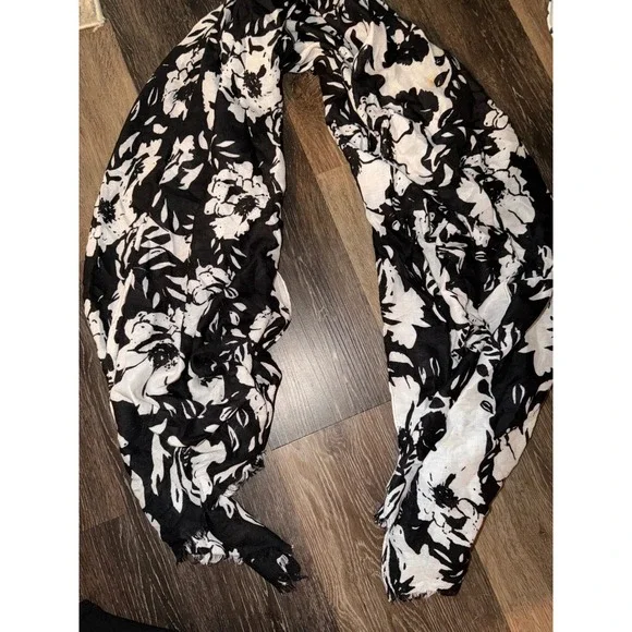 Black and White‎ Floral Print Lightweight Scarf with Eyelash Fringe fashion