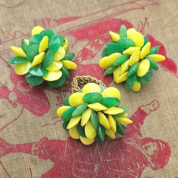Vintage 70s Japan Green Yellow Plastic Petal Cluster Ring & Clip On Earrings Set