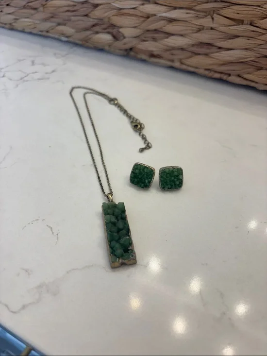 Green Stone Bar Pendant Necklace and Stud Earrings Set