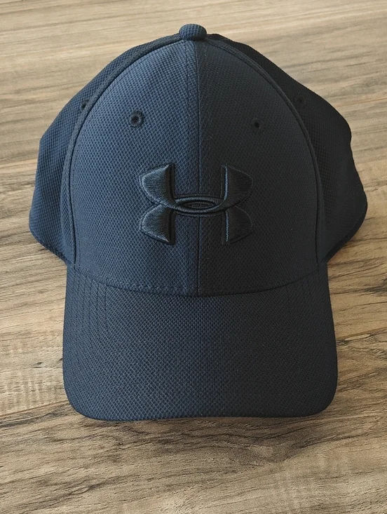 VGUC Under Armour Fitted Hat