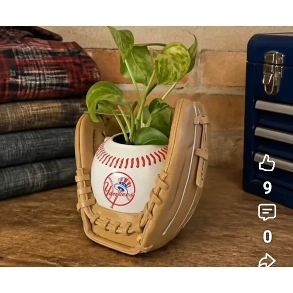 New York Yankees MLB Baseball Planter Ball in Glove Decor w/ ceramic flower pot.