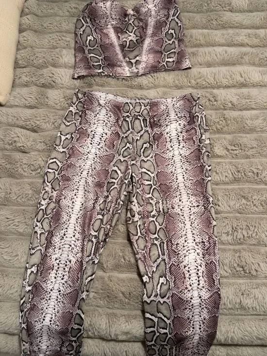 Snake-Print Crop Top and Leggings Set - Pink/Gray