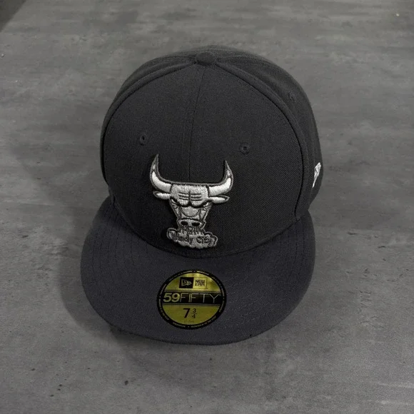 New Era Chicago Bulls Hat 7 3/4 Grey Silver 59FIFTY Fitted‎ Windy City NBA Cap