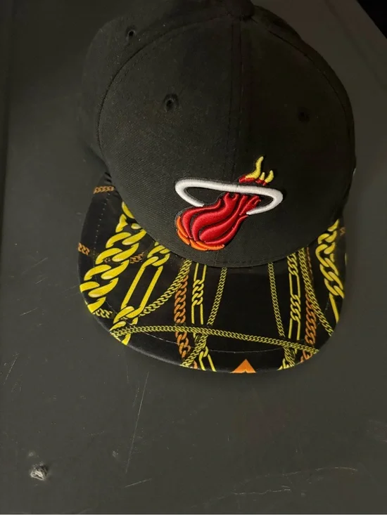 Miami Heat SnapBack with Chain design brim