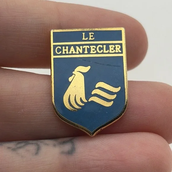 Le Chantecler Ski Resort Historic Quebec Canada Lapel Hat Pin Vintage Blue Gold
