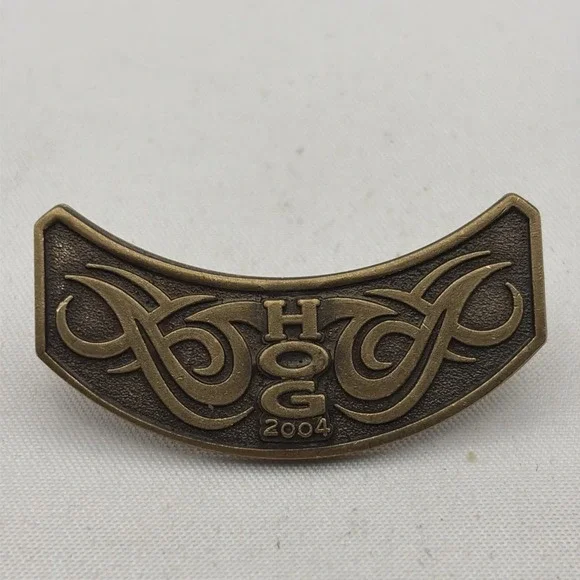 2004 Harley Owners Group Harley Davidson HOG Rocker Lapel Hat Pin Bronze Tone