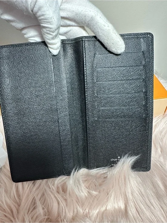 Louis Vuitton bifold wallet in Taiga Leather