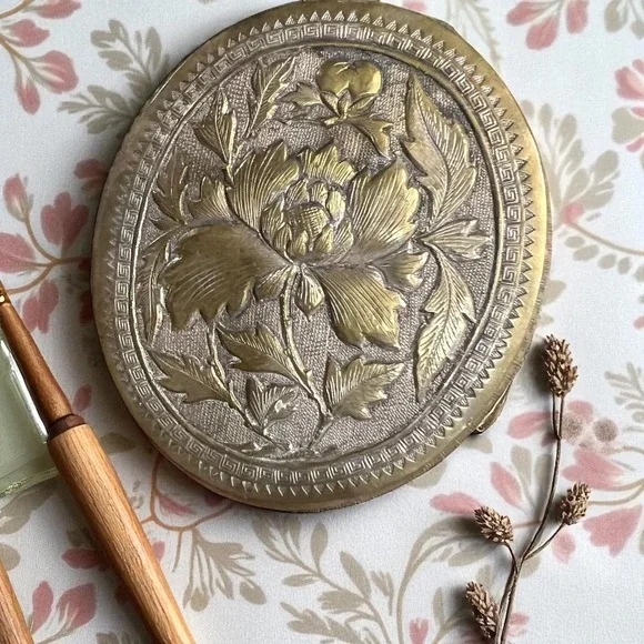 Chinese Vanity Trinket  Box by Sing Fat 勝發‎ Deep Peony Chasing  Oval ca. 1920