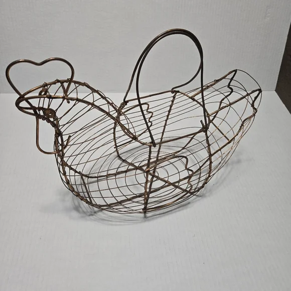 Chicken basket, copper colored wire egg basket egg collecting, like a chicken