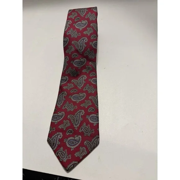 Mens Red Paisley Silk Tie Made in USA Italian Fabric RN 43170 Necktie