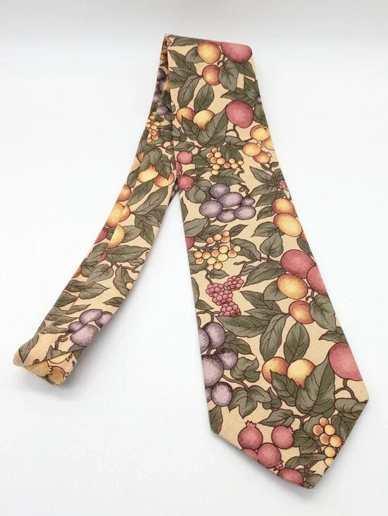 Vintage Van Heusen Cream Green Berry Fruit Cotton Mens Tie