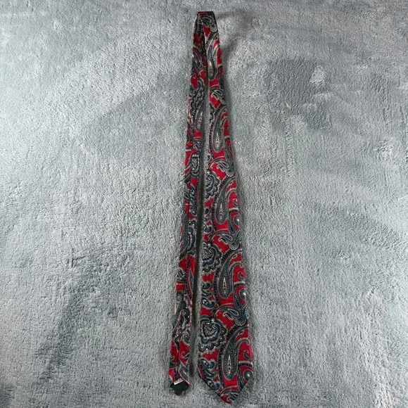 Halston III Mens Red Blue Paisley Italian Silk Necktie Made in USA Vintage Style