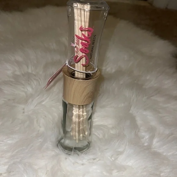 Pink Zebra Reed glass diffuser w/ Natural light Reeds. Just Add Soaks. NIB