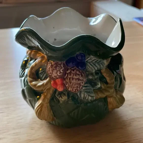 Ceramic fluted candle holder