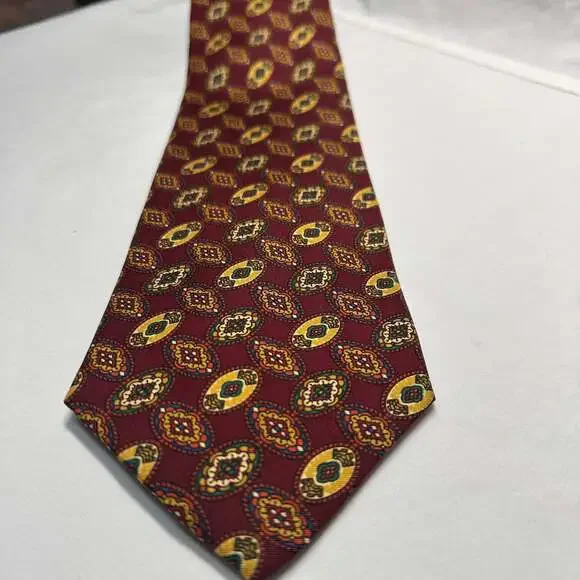 Vtg Tommy Hilfiger Crest Lion 100% Italian Silk Tie Necktie Made in USA Burgandy