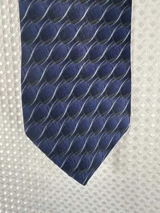 Gianfranco Ruffini Italy 100% Silk Blue Geometric Fish Scale Pattern Necktie