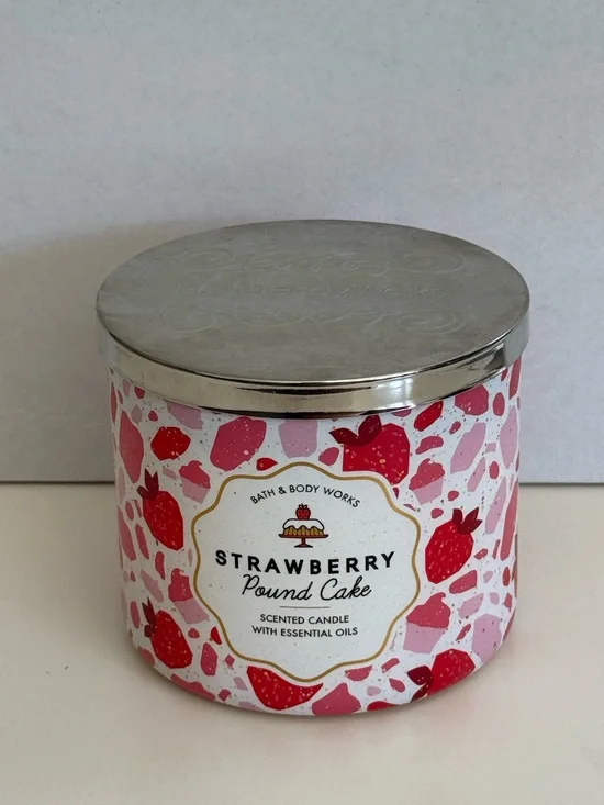 BBW Bath and Body Works Strawberry Pound Cake 3 wick candle