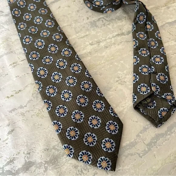 Jos A Bank Signature Gold 100% silk handmade USA tie