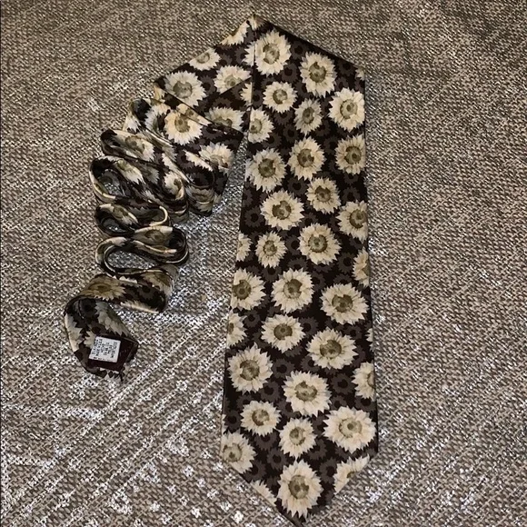 TIE Claiborne “Flowers”  Tie Pre Owned