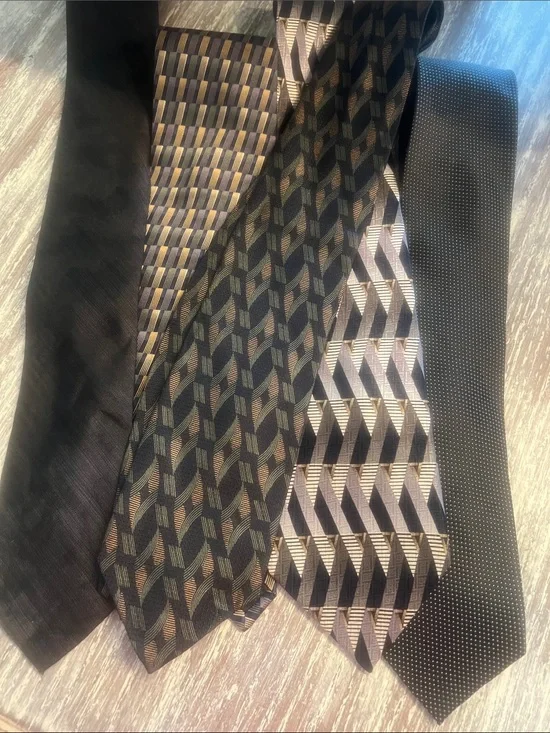 Assorted Mens Silk Ties. Browns and Black. All new. Very handsome looking.