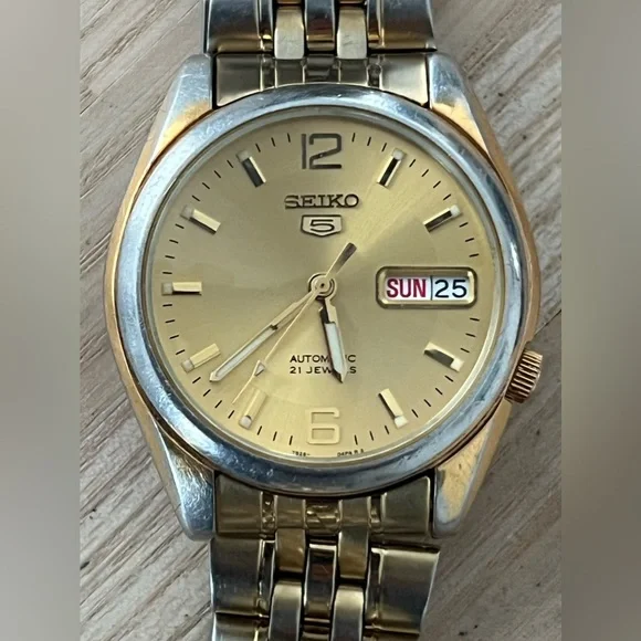 Seiko 5 Vintage Men's Watch Automatic Gold-Tone Bracelet Dial Day Date Windows
