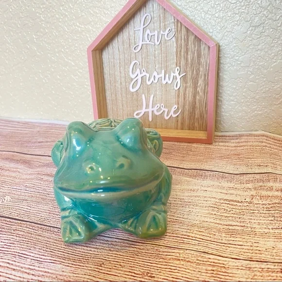 Frog Green‎ scroll work ceramic frog