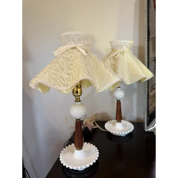 Vintage Table Lamp Pair Boudoir Hobnail White Lace Bedroom 1950s Cottagecore 17