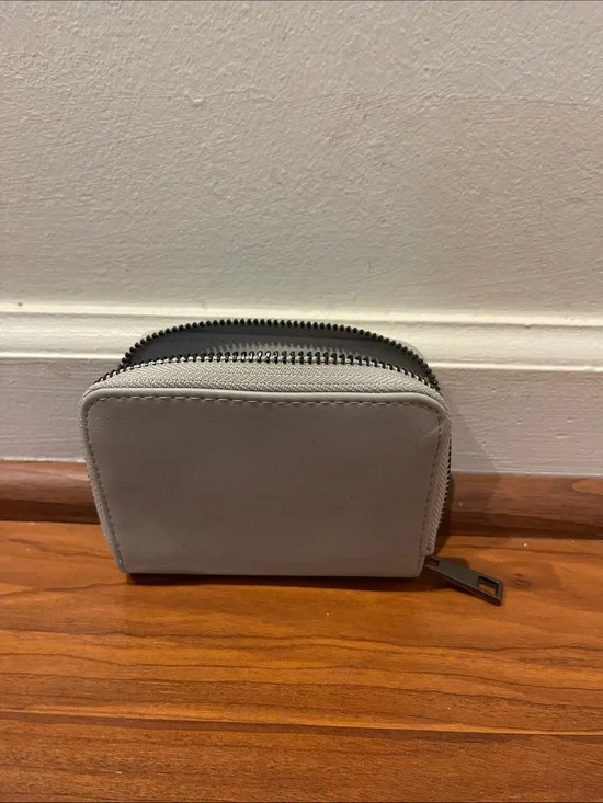 Minimal Gray Men's Zip Wallet - Unbranded