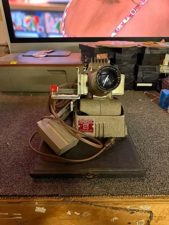 GoldE Manumatic Model 300-P-1042 Blower Cooled Slide Projector