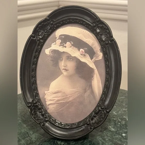 Vintage |Decorel Heirloom Oval  Black Color Ornate Photo Frame For 5”x7” Photos,