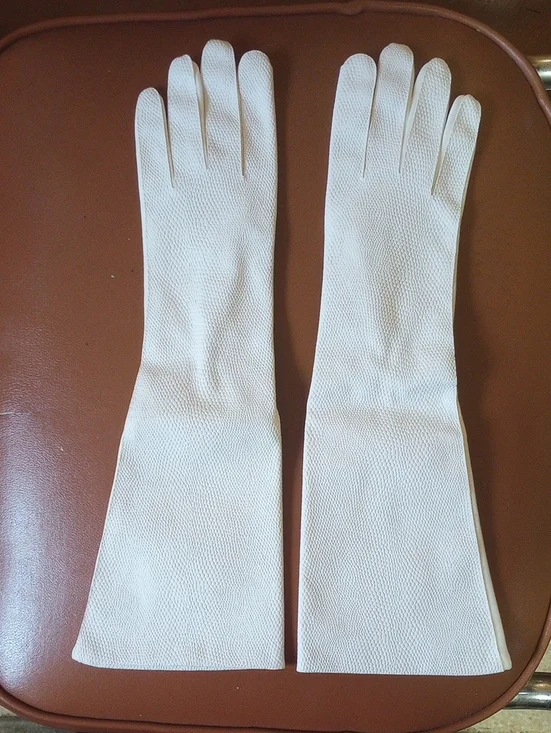 LIKE NEW Vintage Retro Neutral White Faux Pebbled Leather Gloves