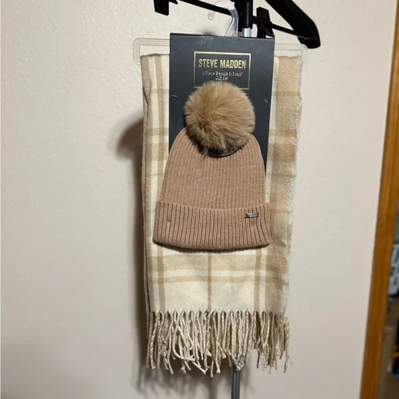 Steve Madden Beige Beanie and‎ Checkered Scarf Set