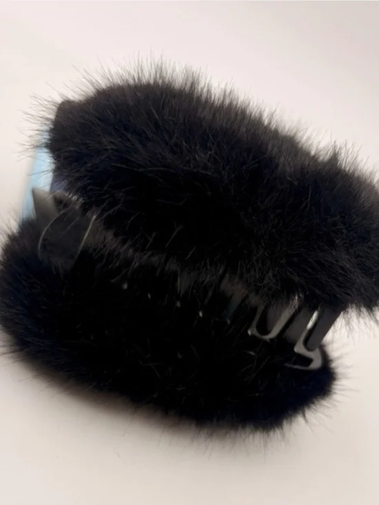 🖤▪️Piper k▪️ Black Fuzzy Fluffy  Cat Pom Pom Hair Claw Clip
