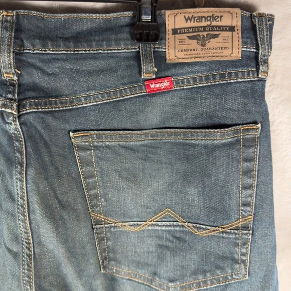 Wrangler Premium‎ Quality Athletic Fit Jeans Mens 36x30 Medium Wash 1090ATWHX