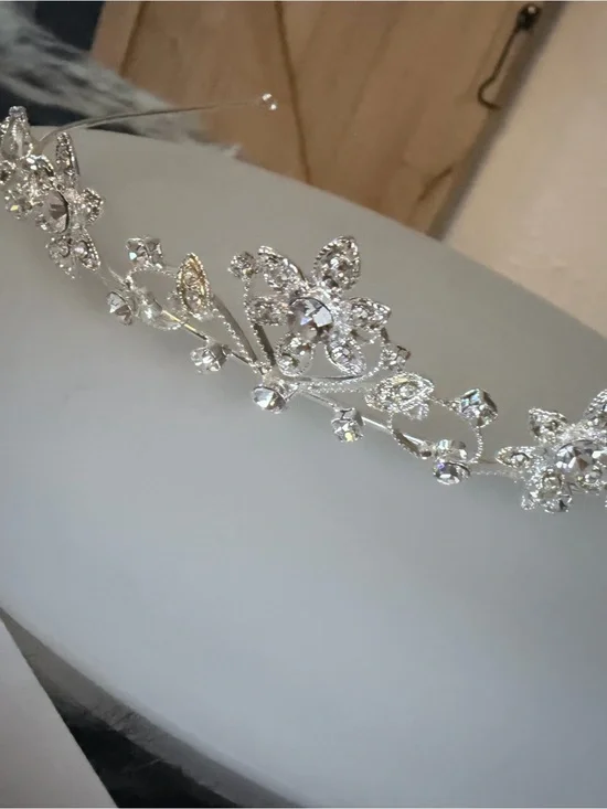 David's Bridal Silver Crystal Floral Headpiece - I never used it.