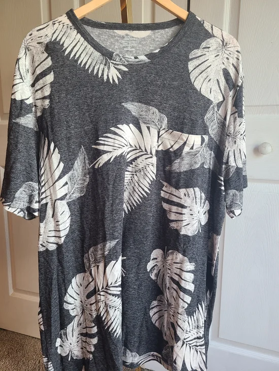 Old Navy Charcoal and White Tropical Leaf Short Sleeve Tee