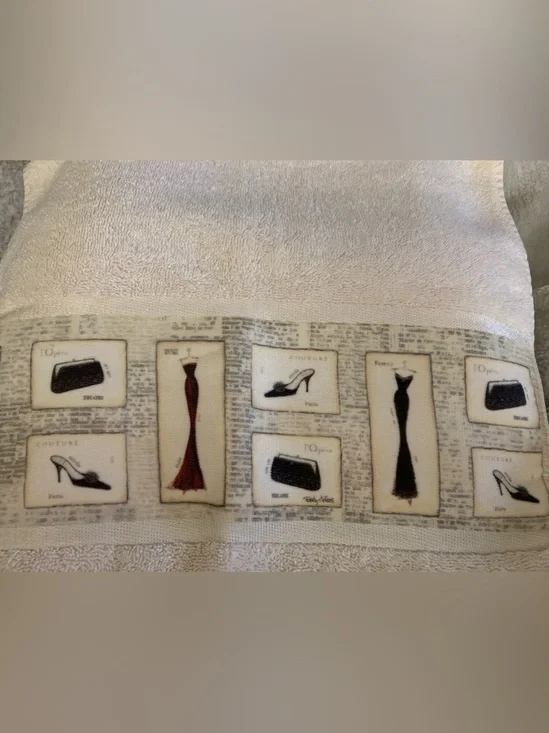 Fashion-Print Cotton Bath Towel - Cream with Black & Red Accents
