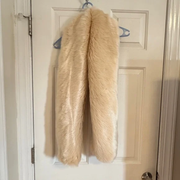 New Elegant Cream Faux Fur Women's Shawl Shoulder Shrug. Bridal. Ball. Winter.