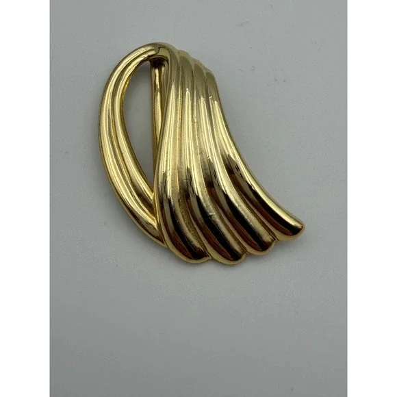 Vintage Gold Tone Ribbed Wing Scarf Clip High Polish Metallic Accessory
