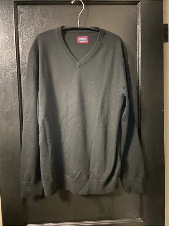 Men's UNTUCKit black long sleeve V-neck Merino wool sweater size medium