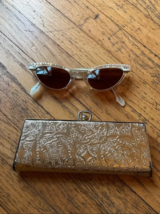 Elegant Crystal-Embellished Vintage Cat Eye Sunglasses