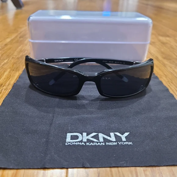 🕶 DKNY Designer Women's Black Sunglasses with Hard Case & Cleaning Cloth