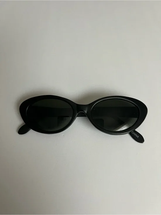 Black Cat-Eye Sunglasses - Sleek Women's Fashion Shades